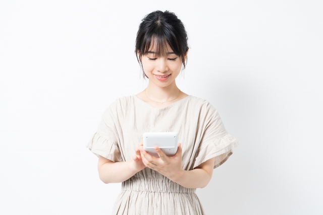 電卓で計算する女性