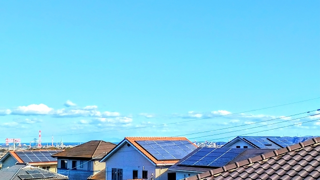 屋根と青空