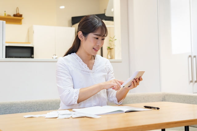 電卓を見る女性