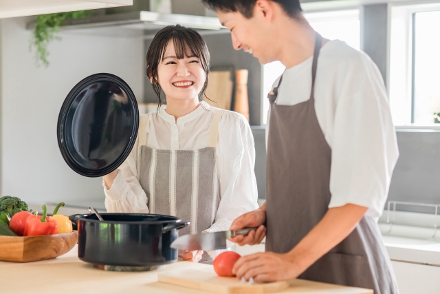 キッチンで料理をする夫婦