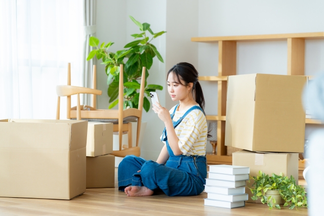 引越しの準備をする若い女性