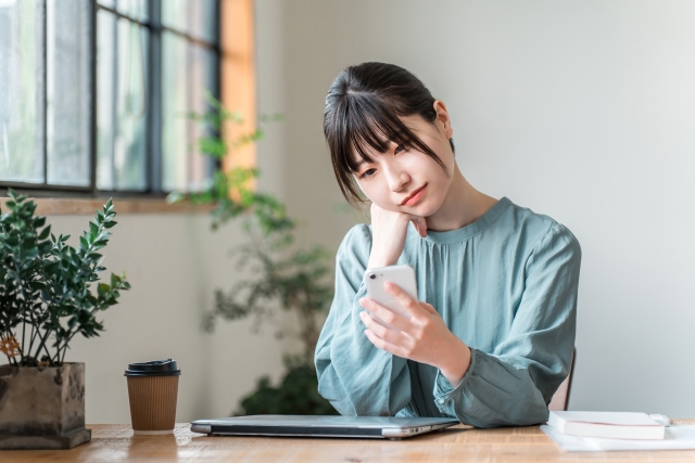 スマホで確認する女性