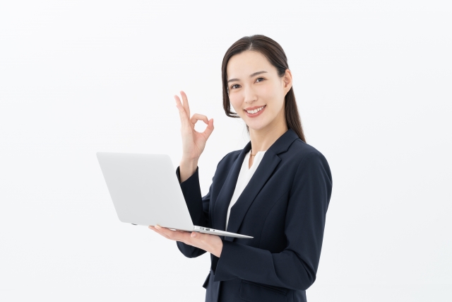 OKサインの女性