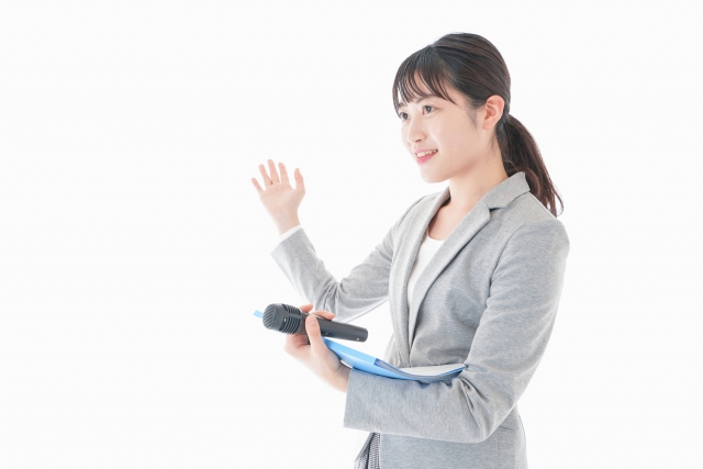 説明する女性