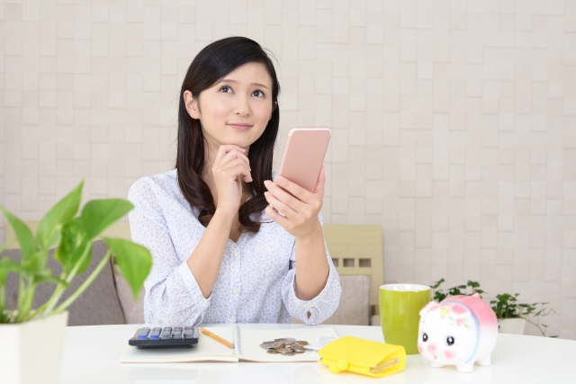 家計簿をつける女性