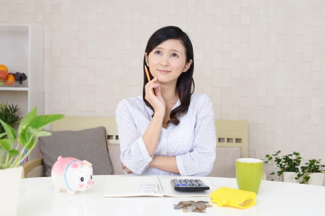 家計簿をつける女性