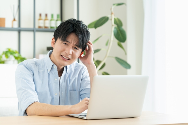 悩む男性