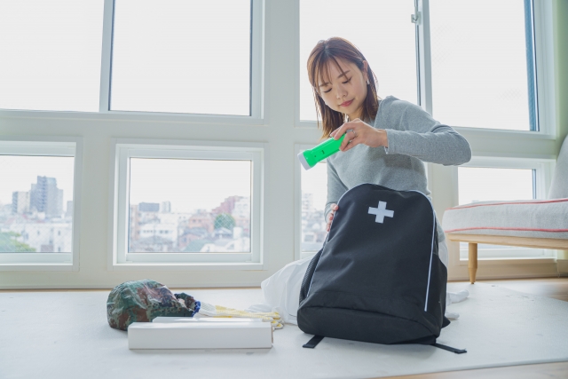 防災グッズを準備する女性