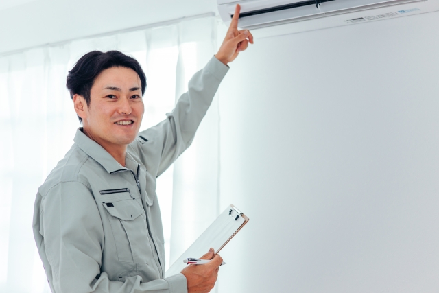 エアコンのチェックをする作業員