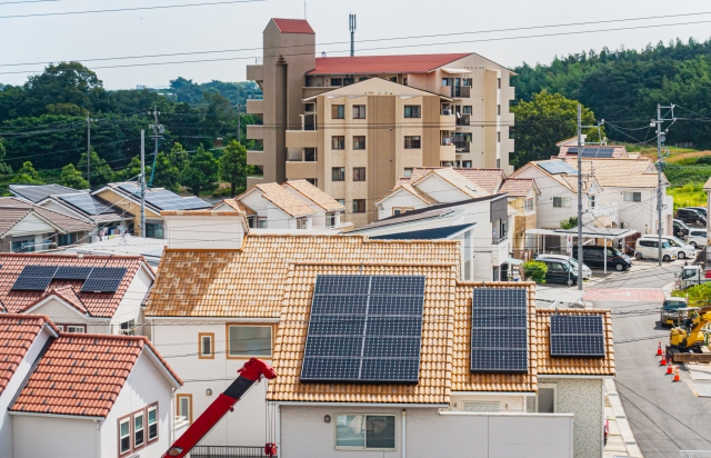 太陽光パネルが設置された住宅街