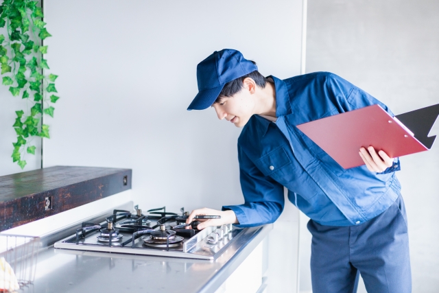 ガスの点検をする男性の作業員