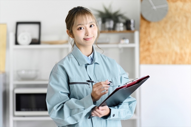 作業服を着た女性