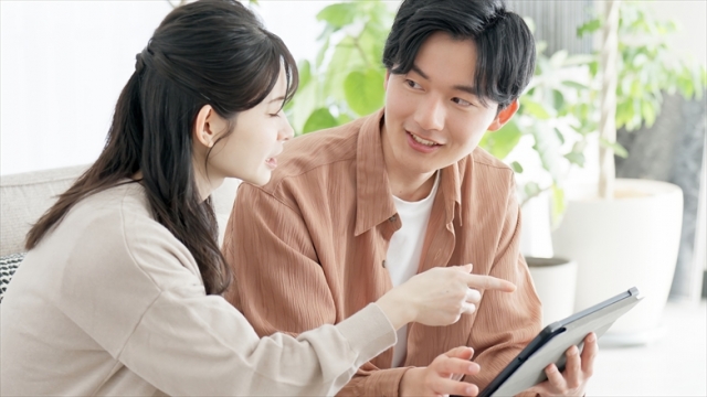 タブレットを見る男女