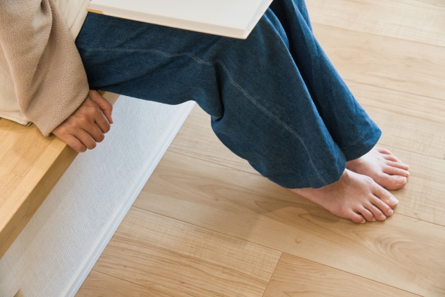 床暖房に裸足の足元