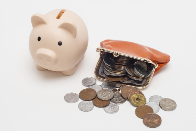 小銭と豚の貯金箱
