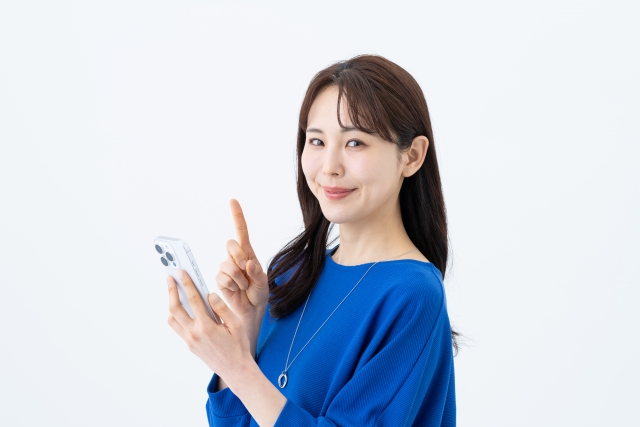 スマホを使う女性