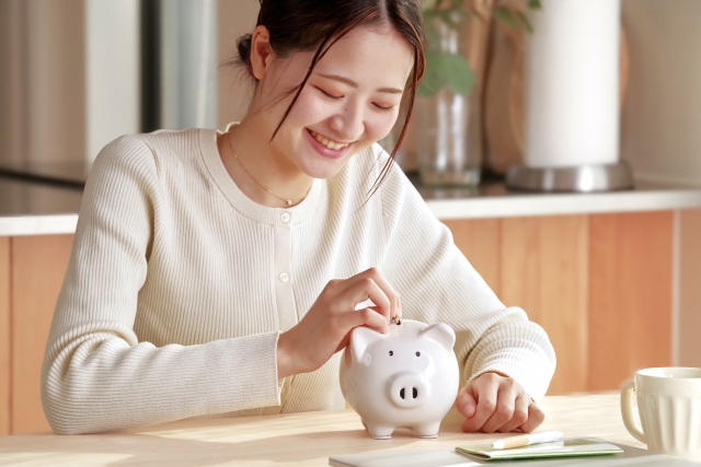 貯金を楽しむ女性